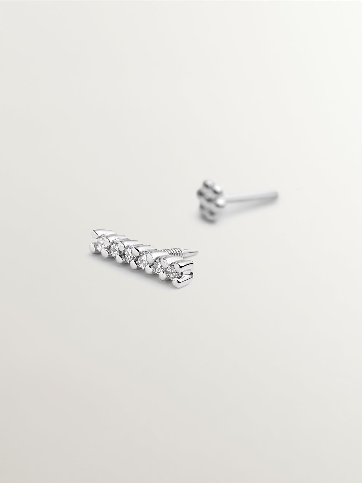 18K white gold solitaire piercing with 0.02 ct brilliant cut diamonds