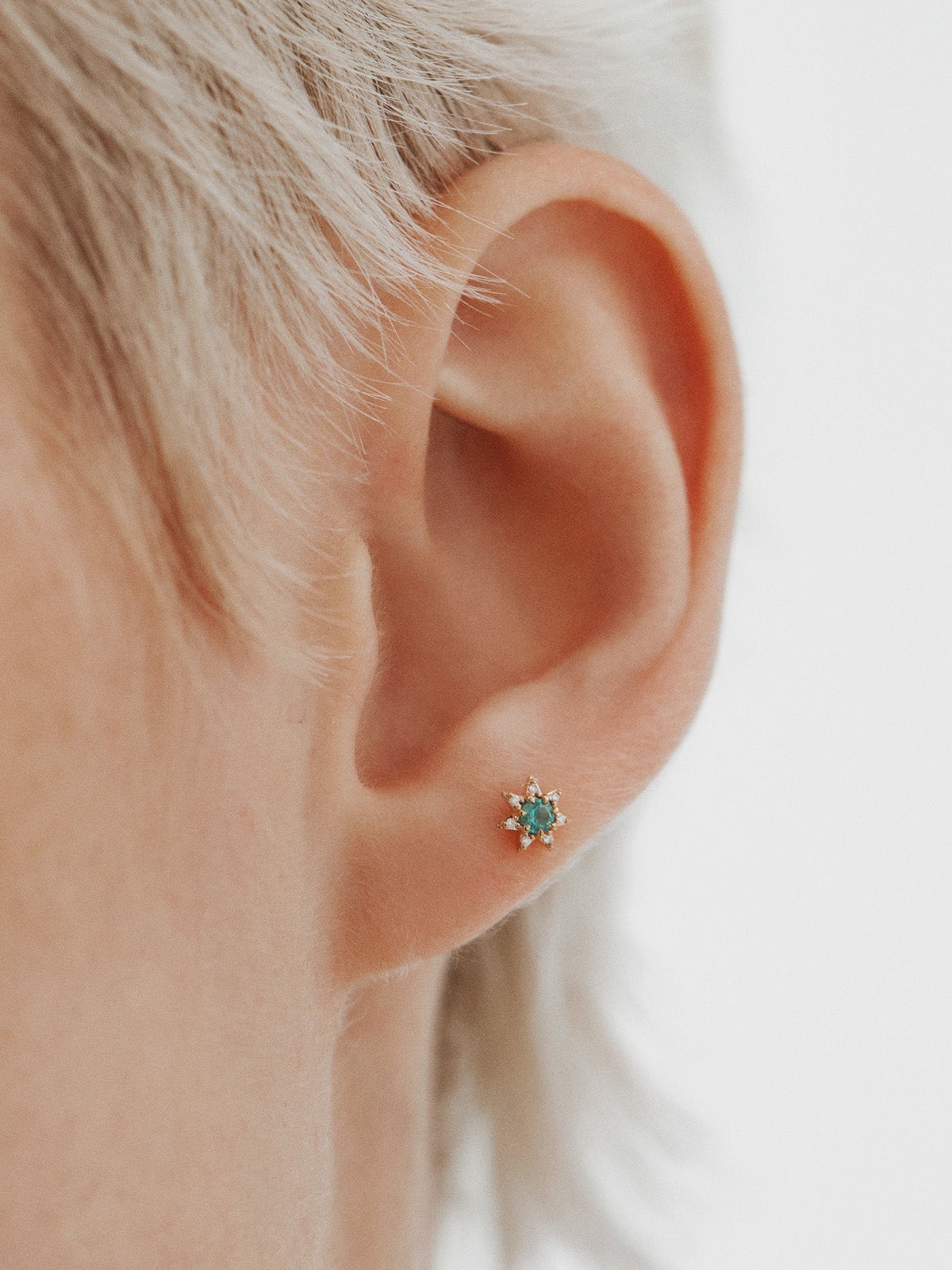 18K yellow gold piercing with emerald and diamonds