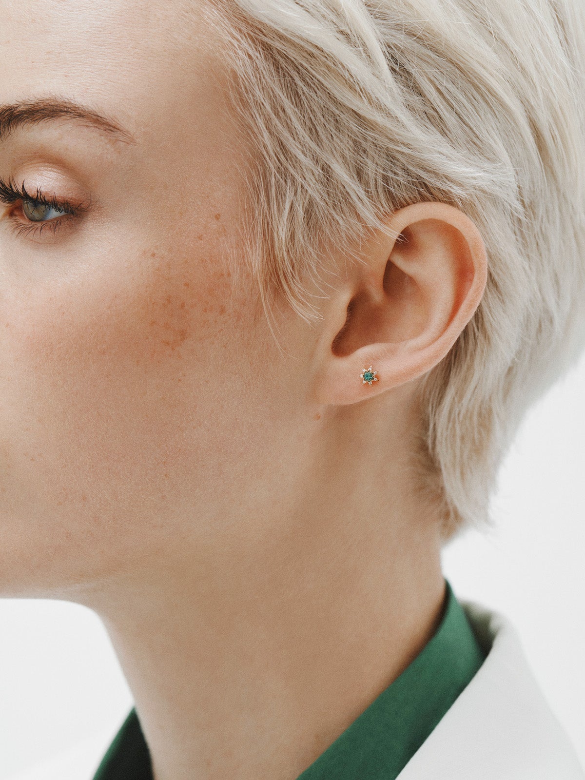 18K yellow gold piercing with emerald and diamonds