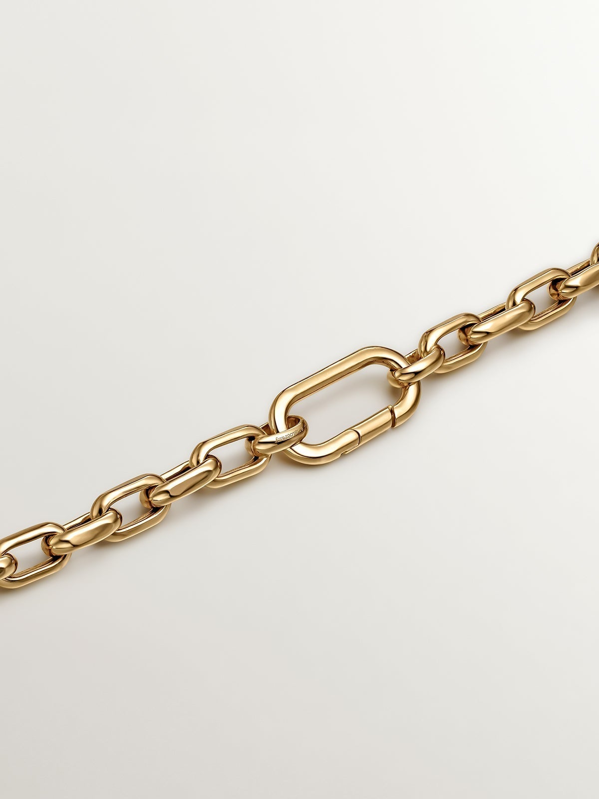 Oval carabiner in 925 silver coated in 18K yellow gold.