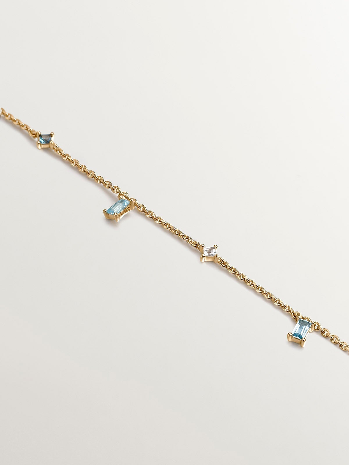 Collar de plata 925 bañada en oro amarillo de 18K con topacios azul london, azul swiss y blancos