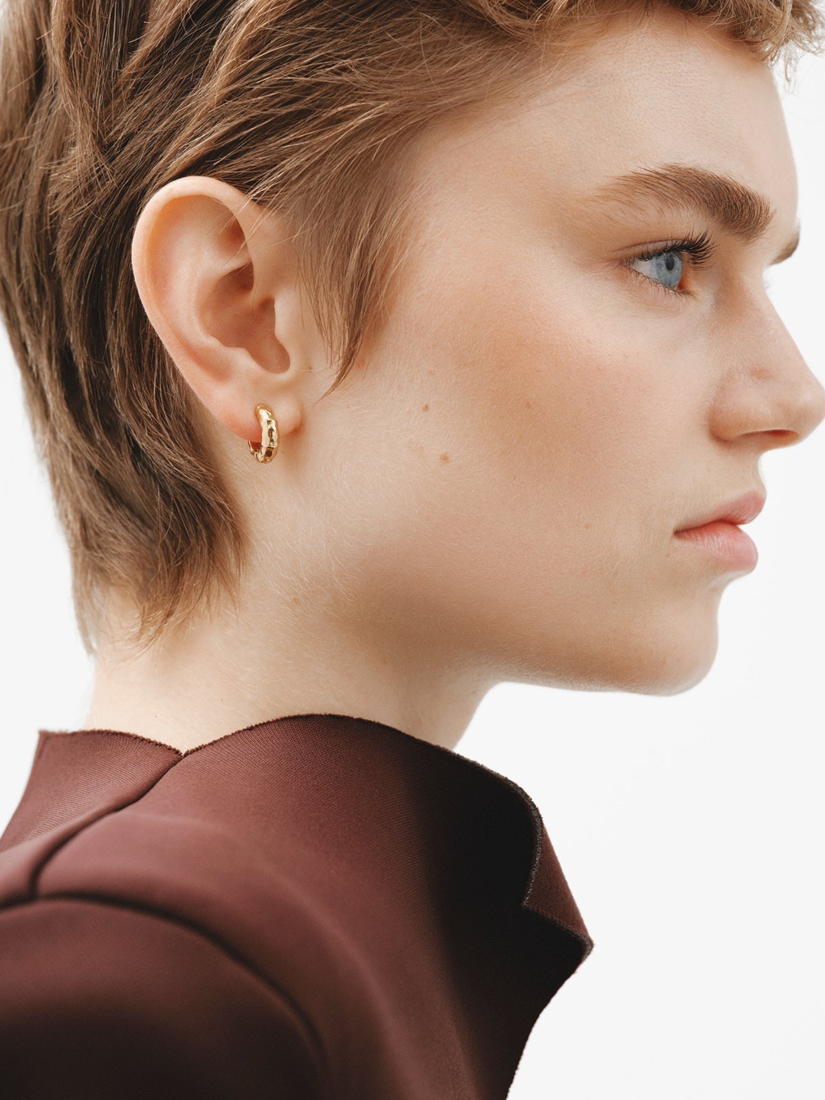 Small hoop earrings made of 925 silver, bathed in 18K yellow gold with a bamboo texture.