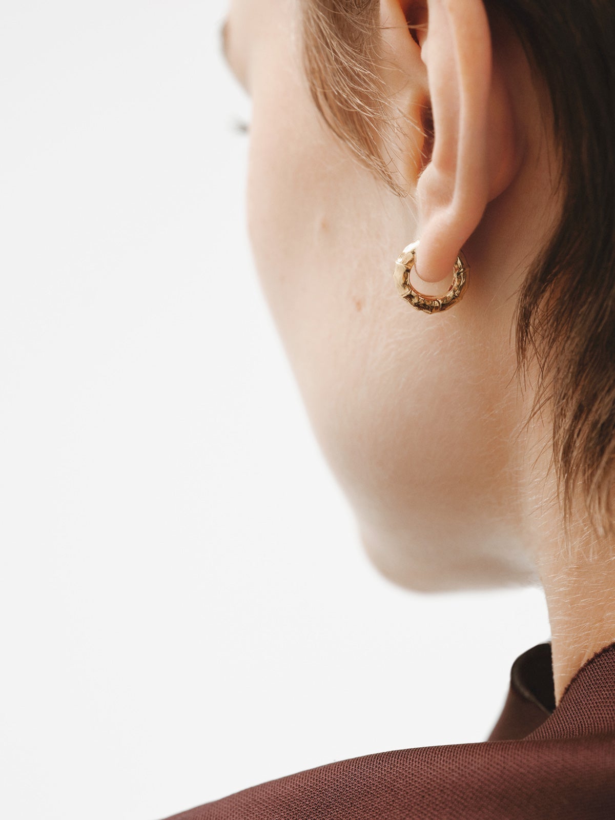 Small hoop earrings made of 925 silver, bathed in 18K yellow gold with a bamboo texture.