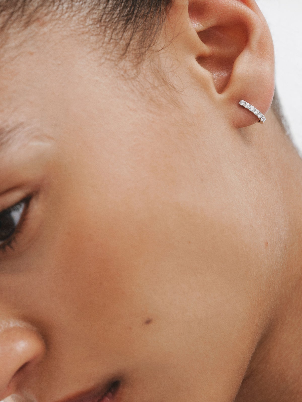 18K white gold single hoop earring with brilliant-cut diamond