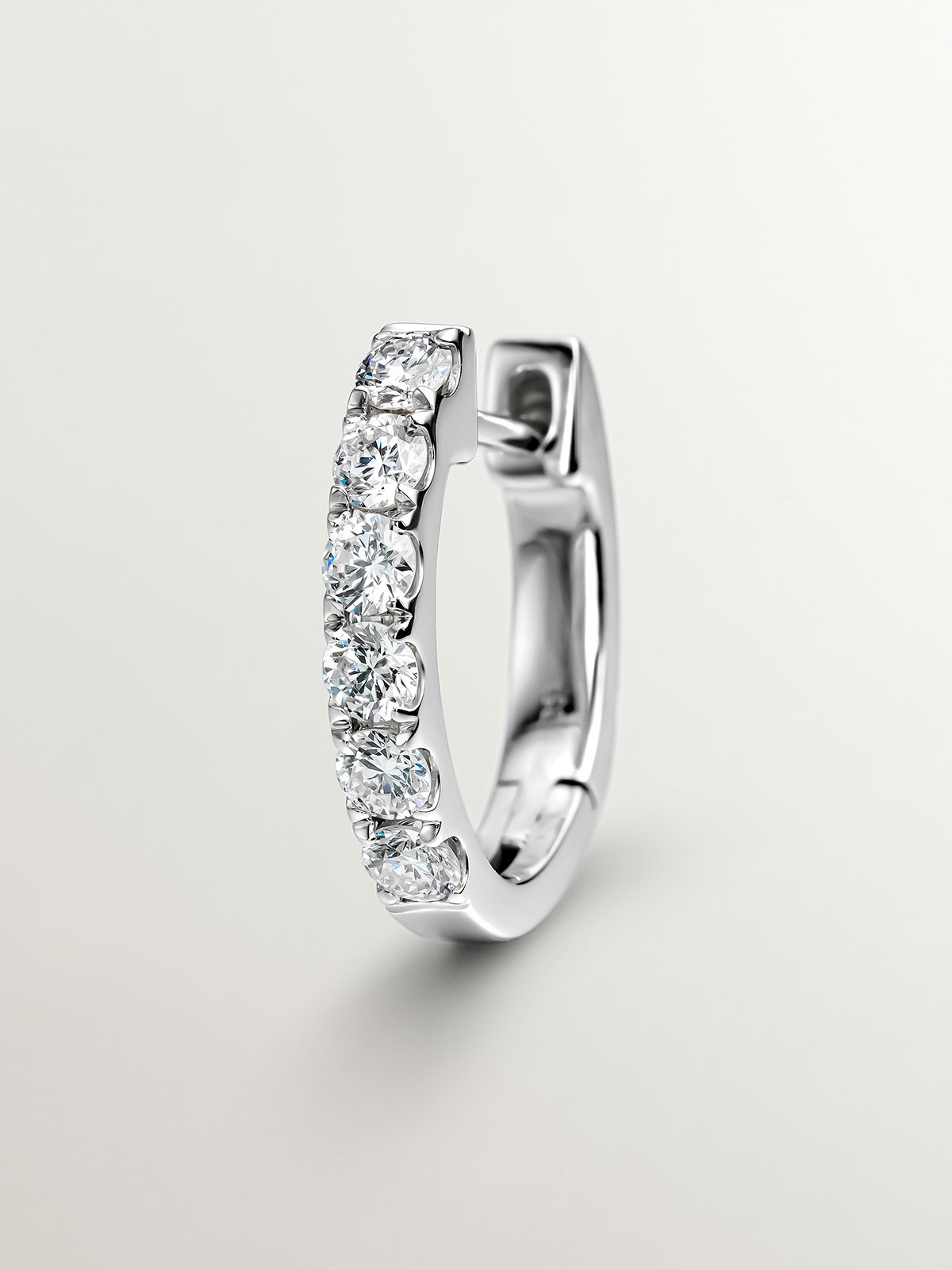 18K white gold single hoop earring with brilliant-cut diamond