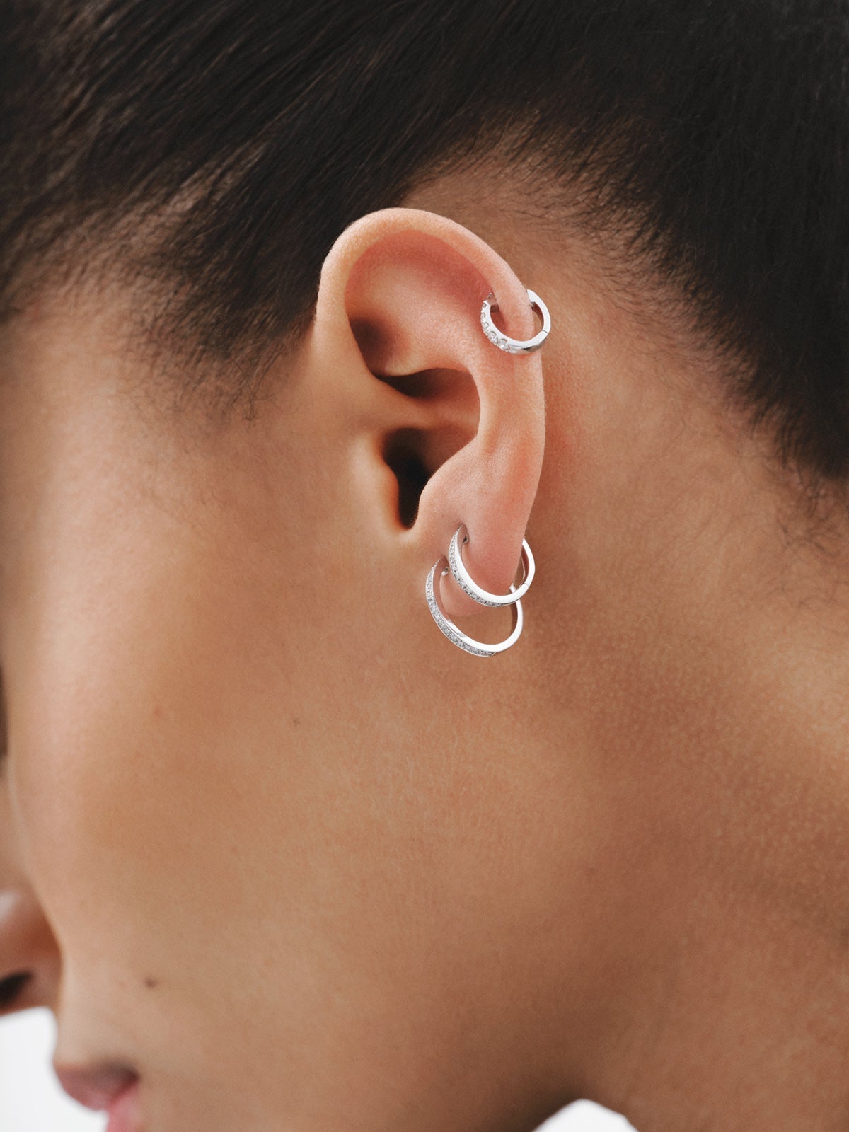 18K white gold single hoop earring with brilliant-cut diamond