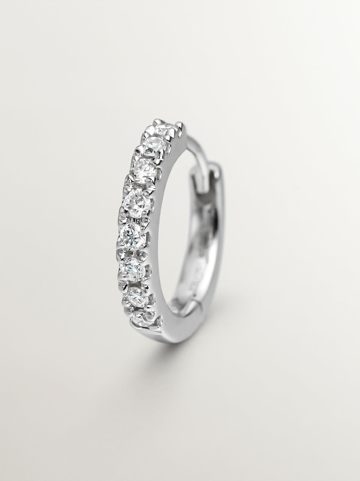 18K white gold single hoop earring with brilliant-cut diamond