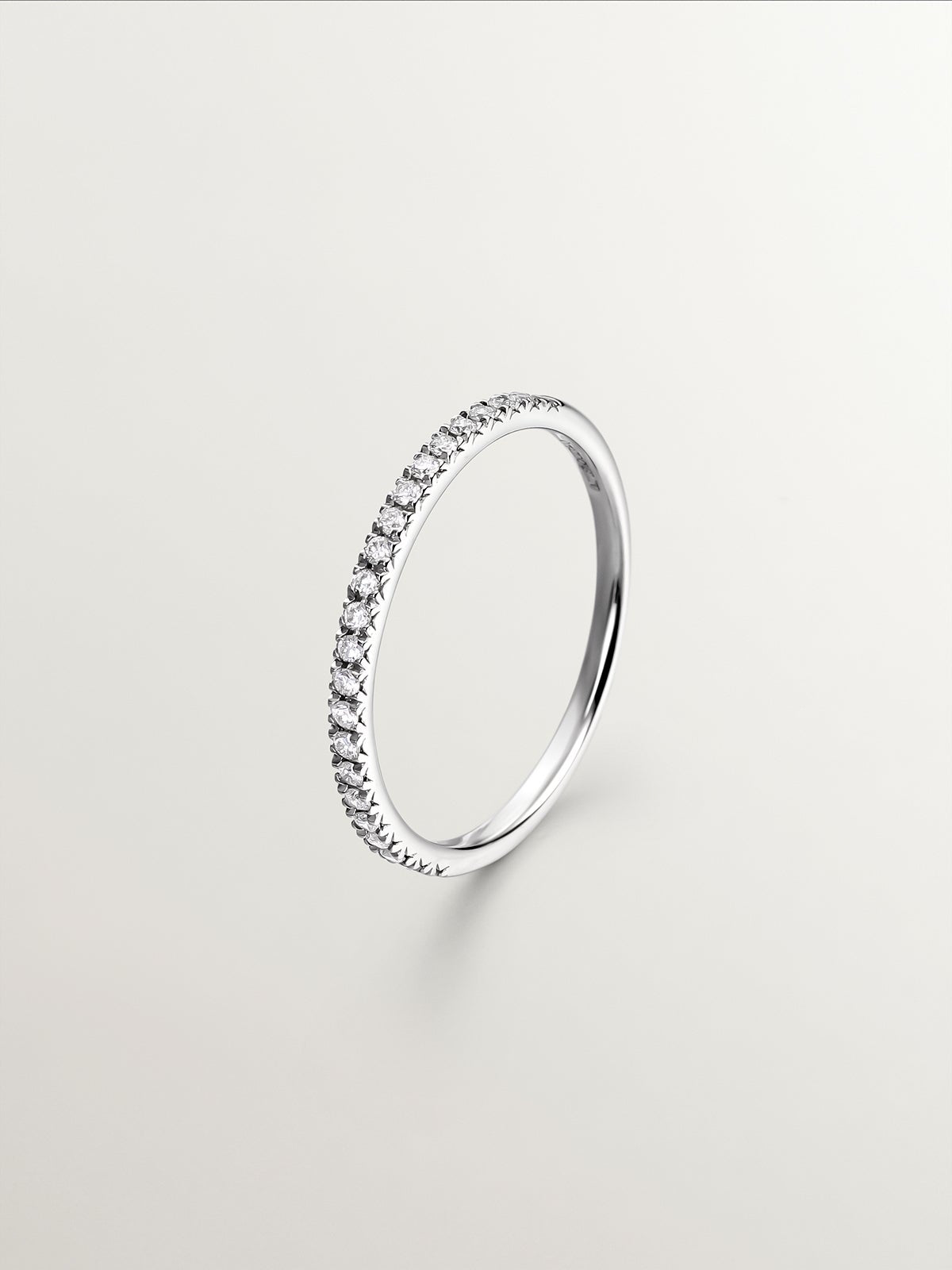 18K white gold ring with 0.09 ct diamonds