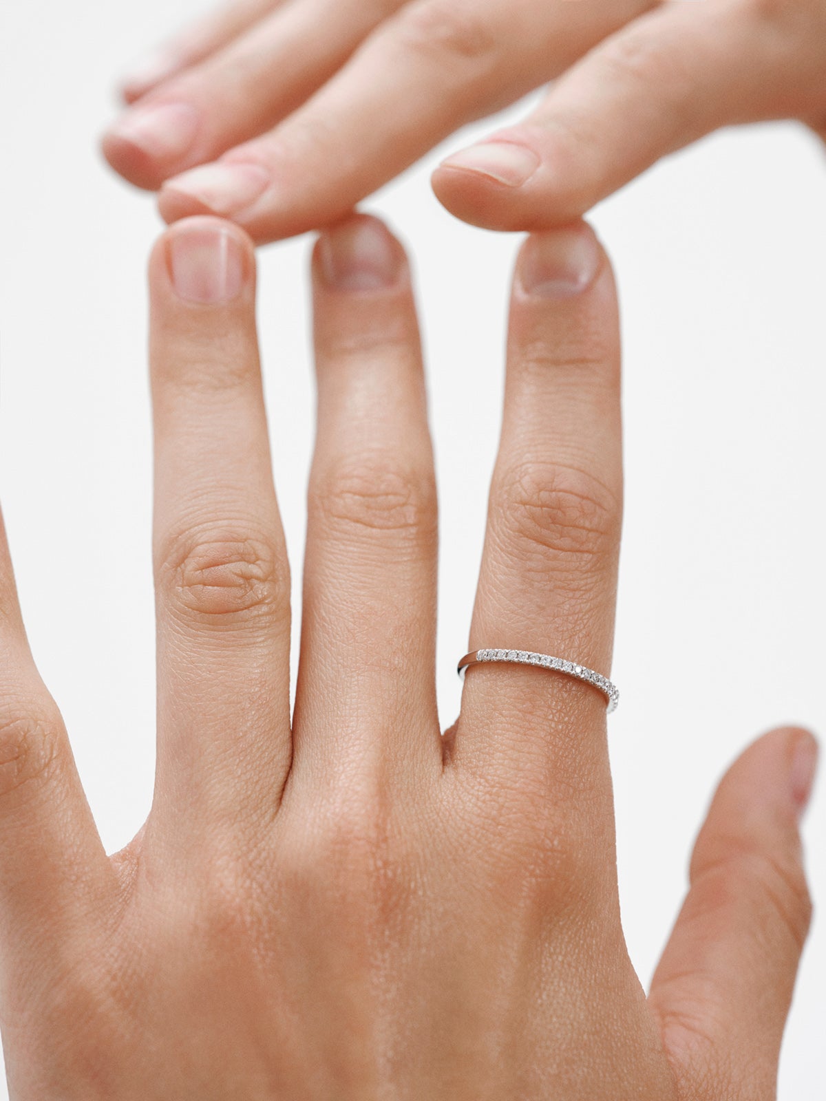 18K white gold ring with 0.09 ct diamonds