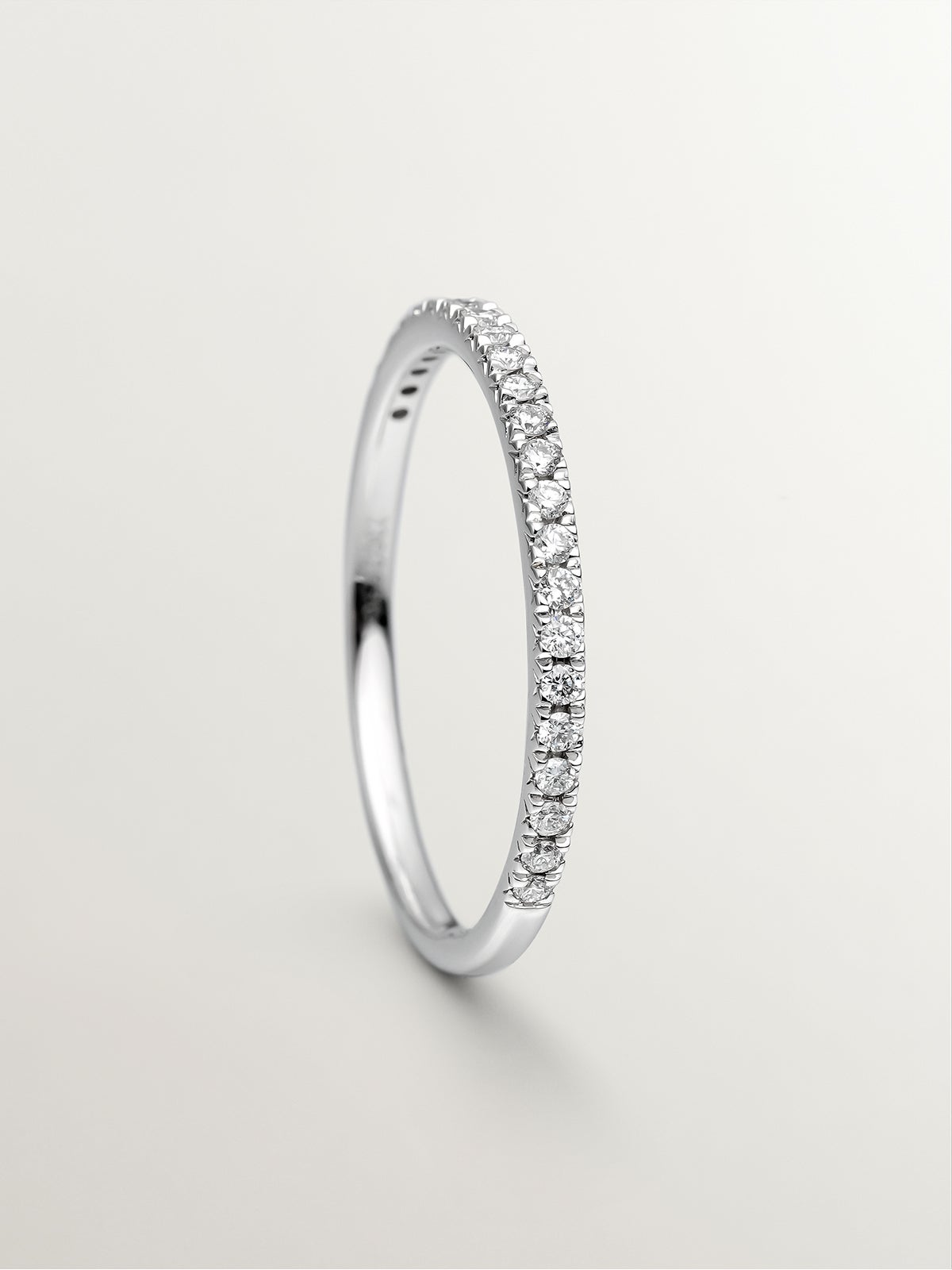 Anillo de oro blanco de 18K con diamantes en talla brillante