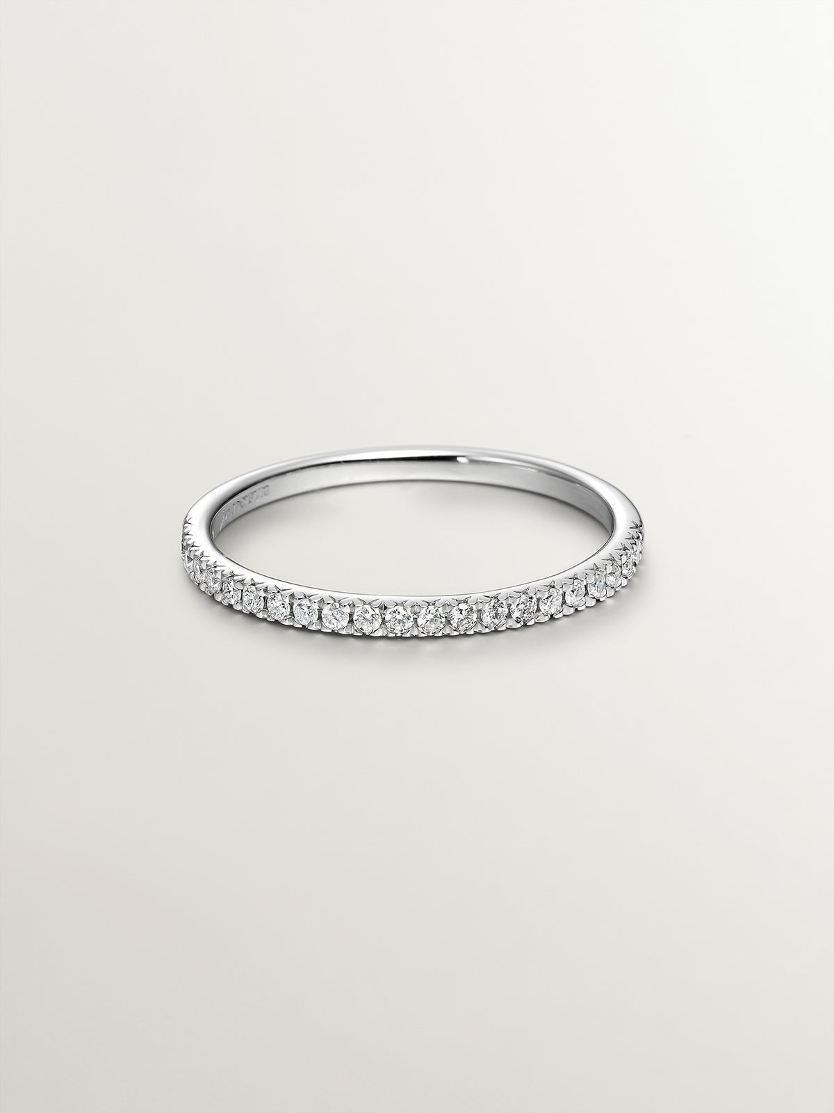 Anillo de oro blanco de 18K con diamantes