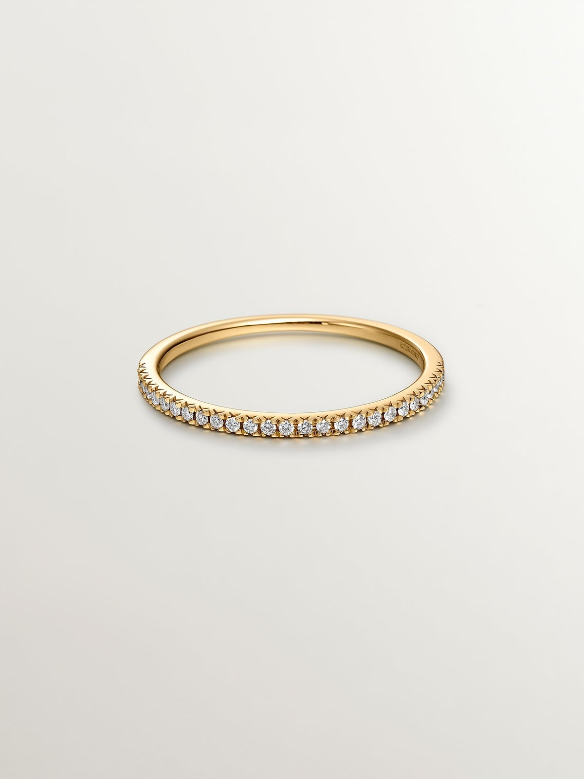 18K yellow gold ring with brilliant cut diamonds