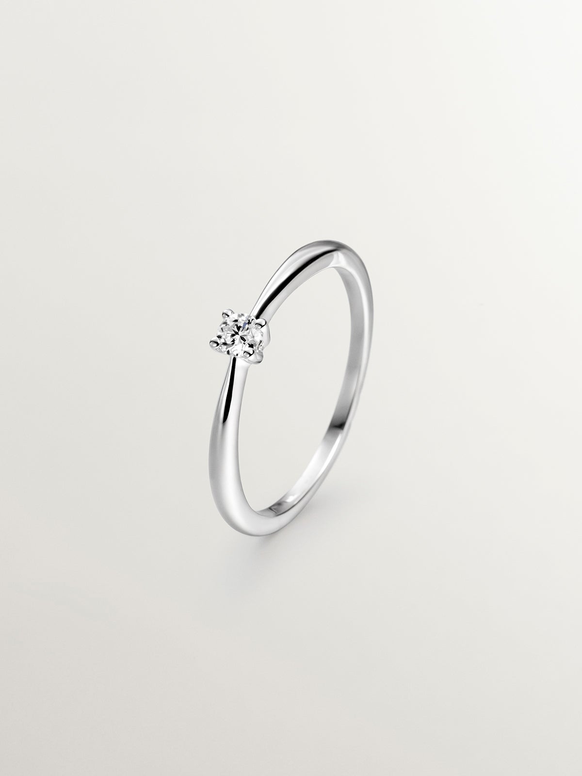18K white gold ring with brilliant cut diamonds
