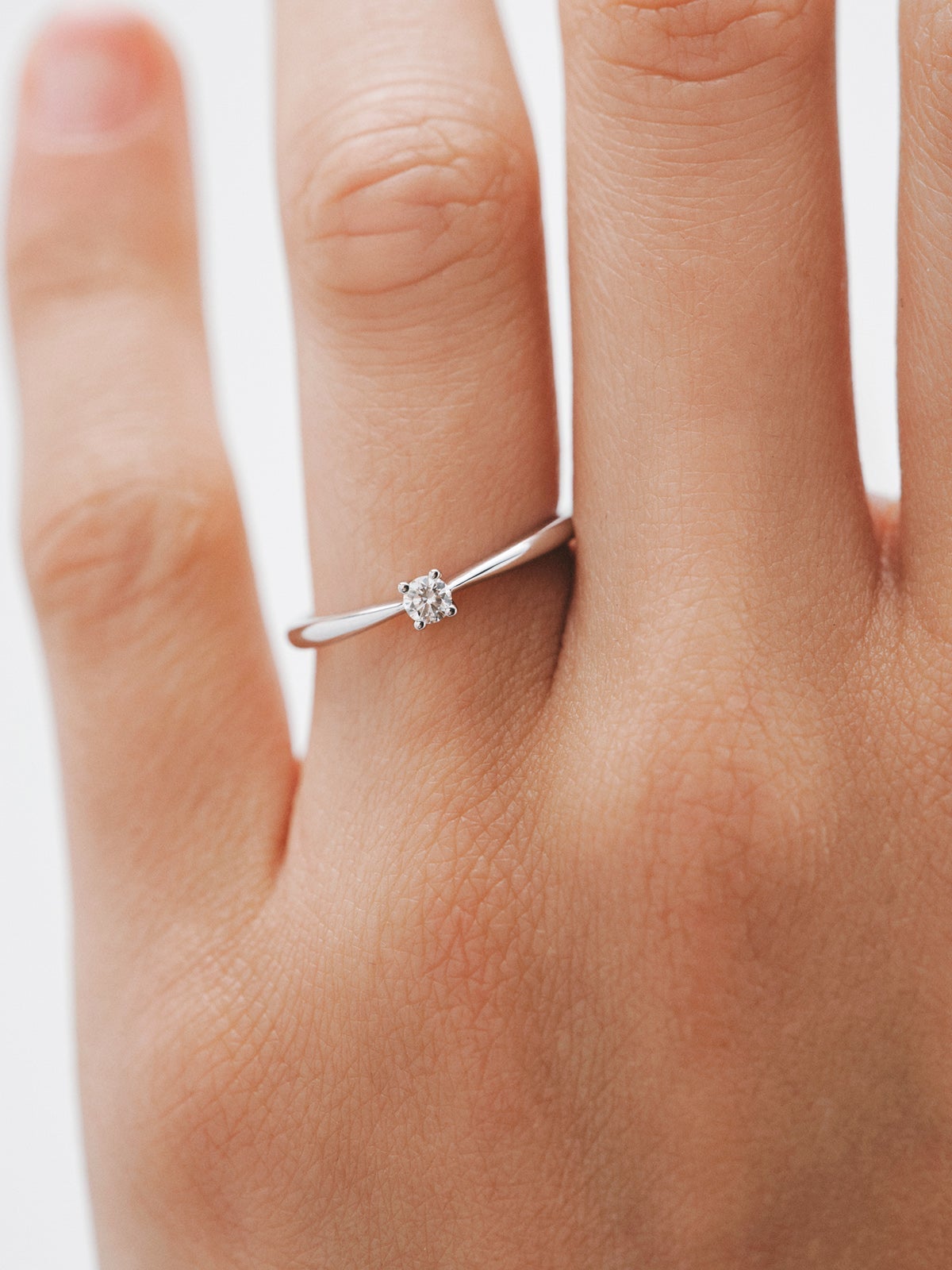 18K white gold ring with brilliant cut diamonds