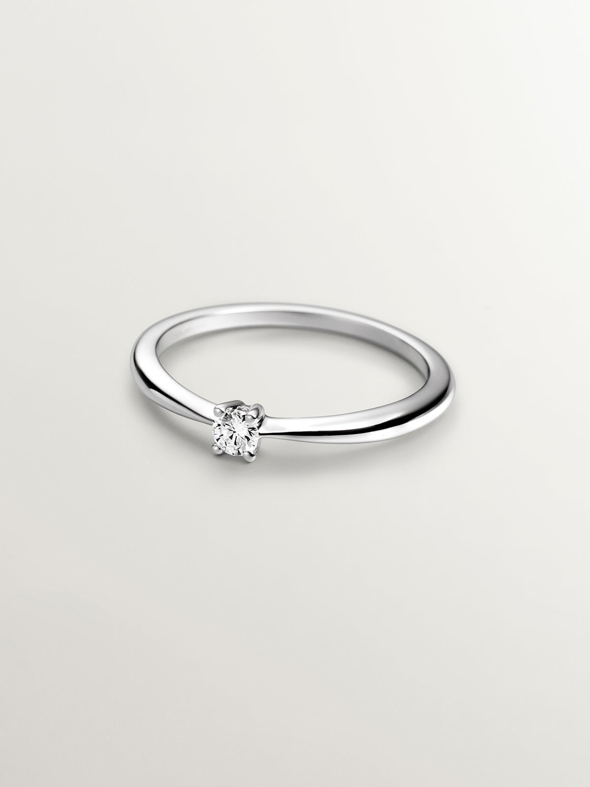 18K white gold ring with brilliant cut diamonds