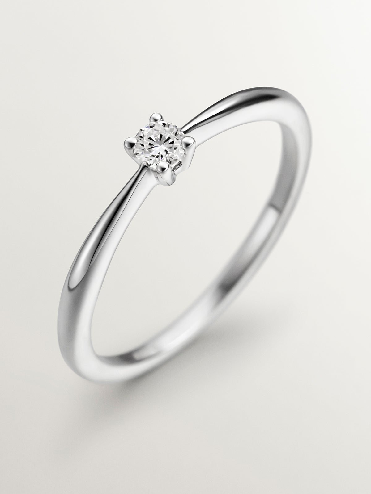18K white gold ring with brilliant cut diamonds