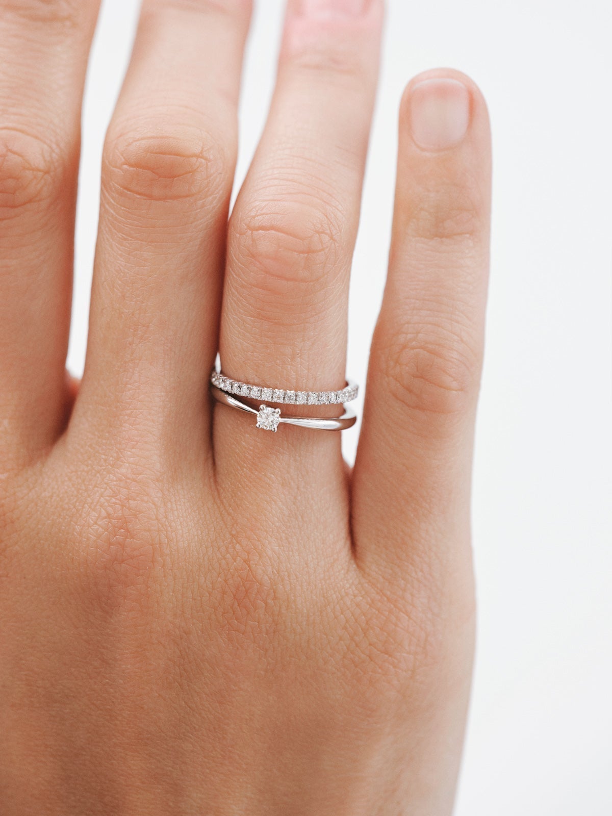 18K white gold ring with brilliant cut diamonds