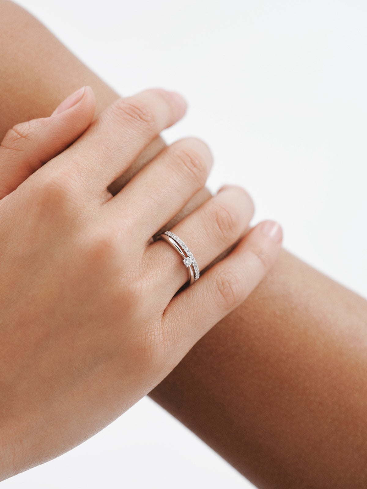 18K white gold ring with brilliant cut diamonds