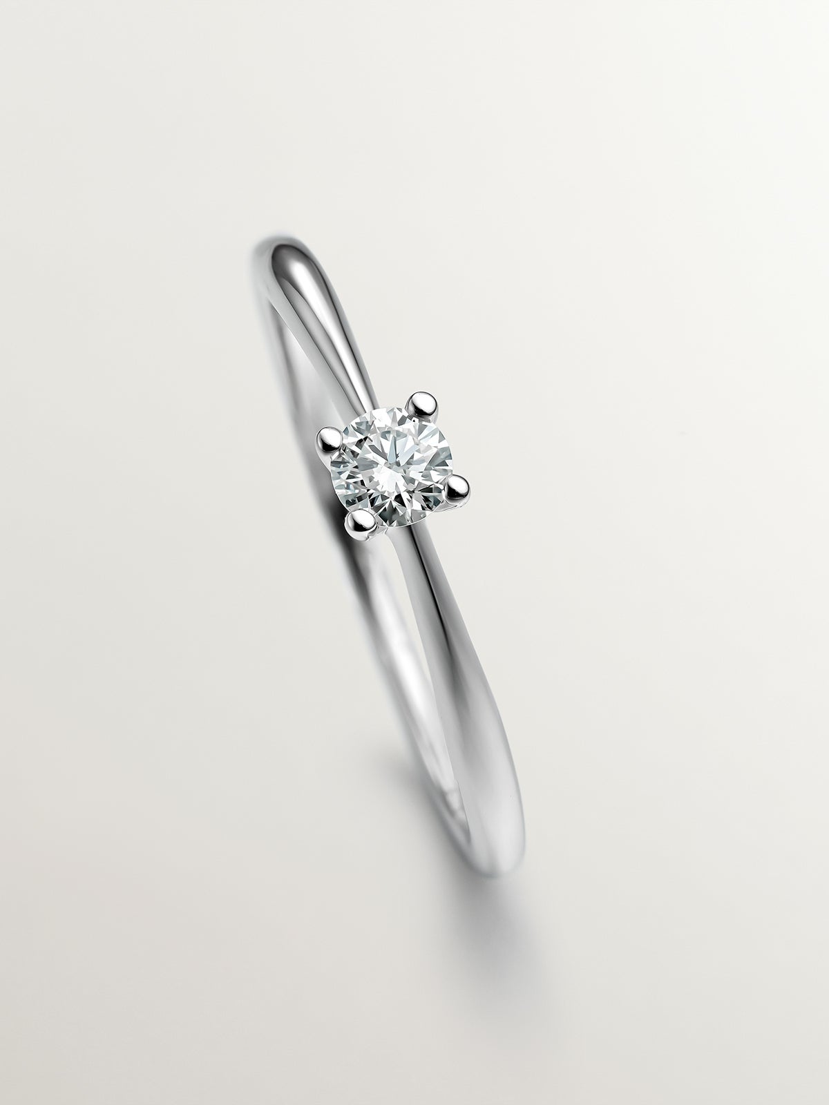 18K white gold solitaire ring with 0.15ct diamond