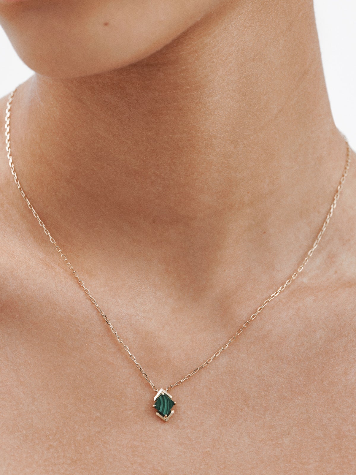 9K yellow gold pendant with green malachite