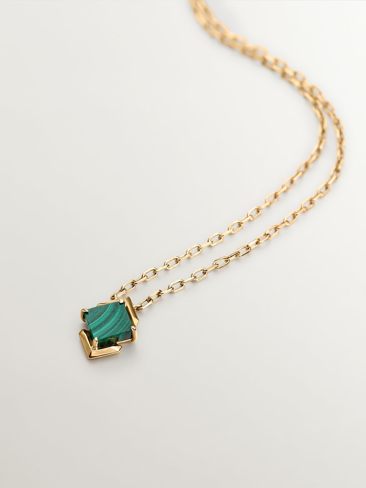 9K yellow gold pendant with green malachite