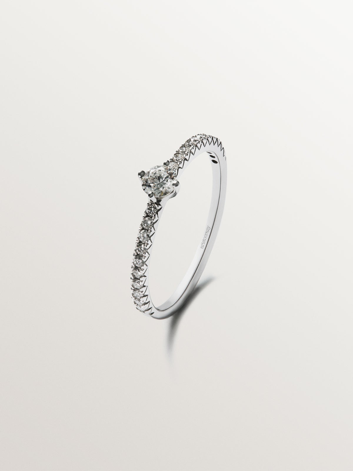 18K white gold ring with diamond arm and central diamond 0.23 cts
