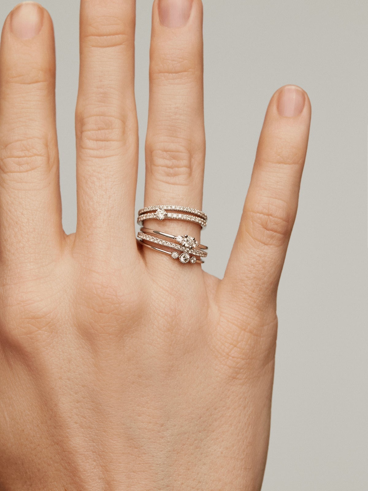 18K white gold ring with diamond arm and central diamond 0.23 cts