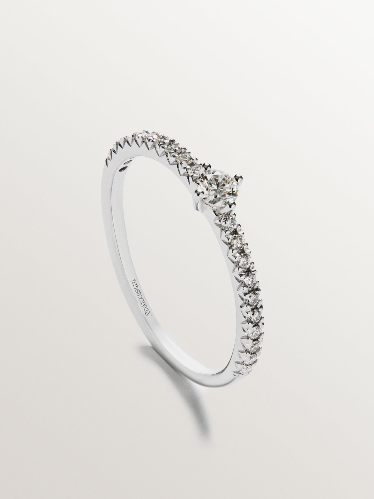 18K white gold ring with diamonds