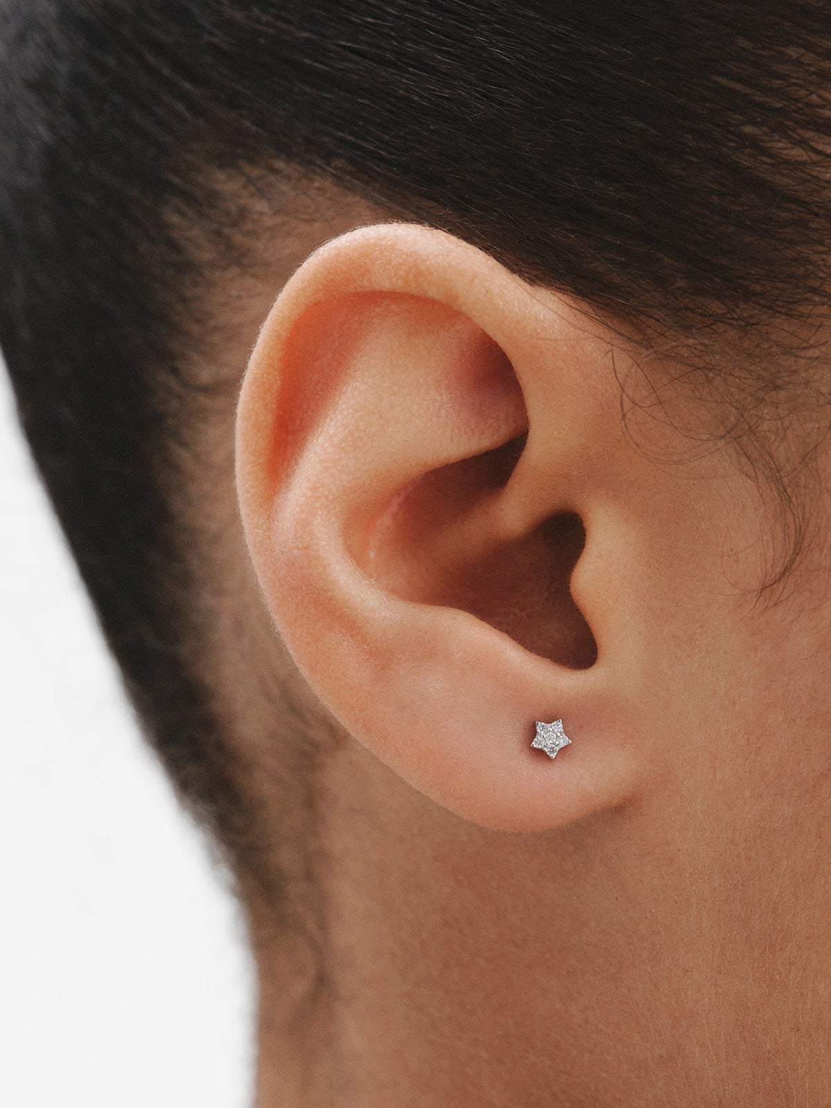 18K white gold single earring with diamonds
