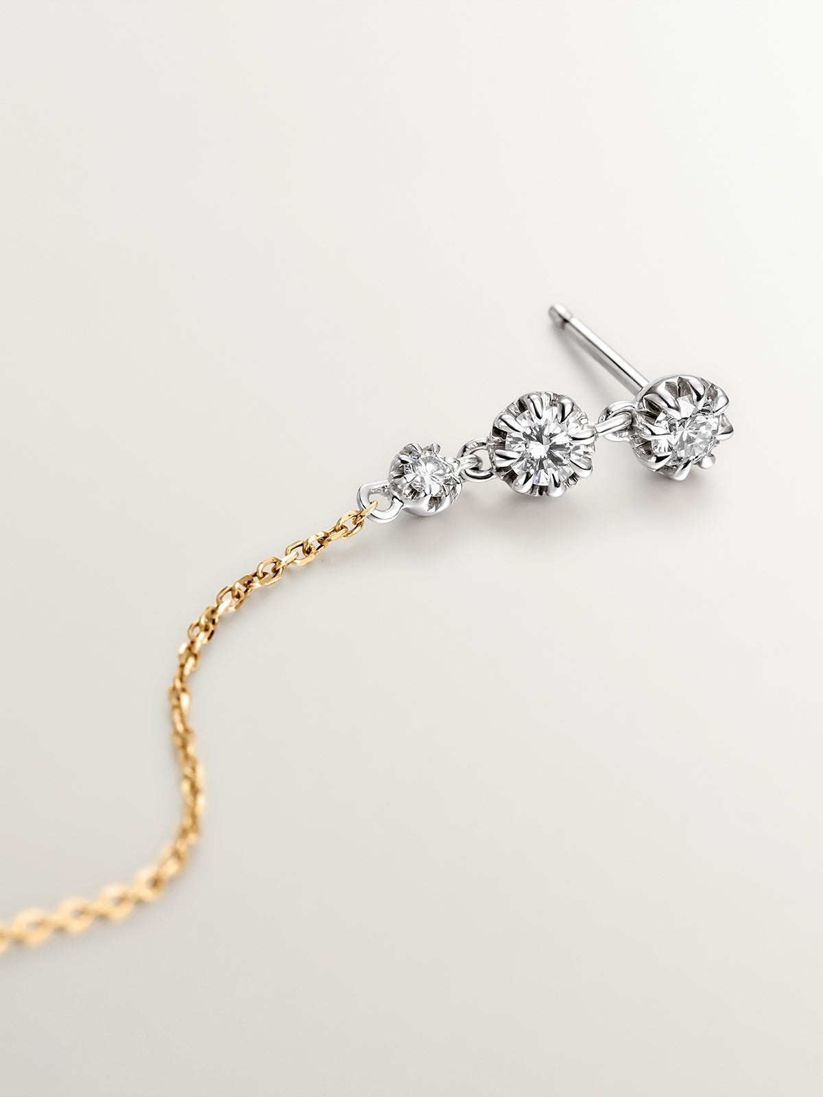 18K white and yellow gold earrings with brilliant cut diamonds