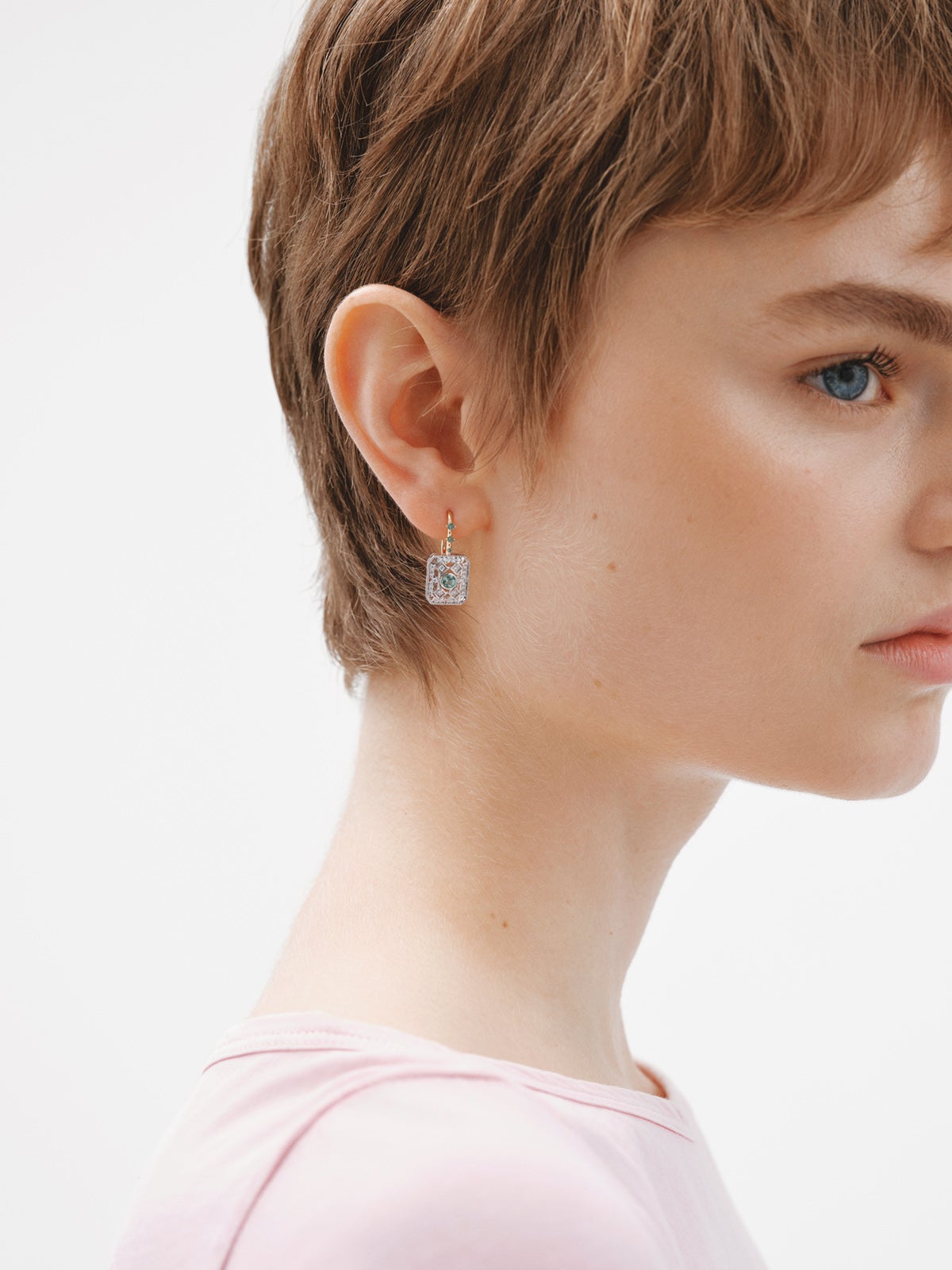 18K white and yellow gold earrings with brilliant-cut diamonds and brilliant-cut emeralds