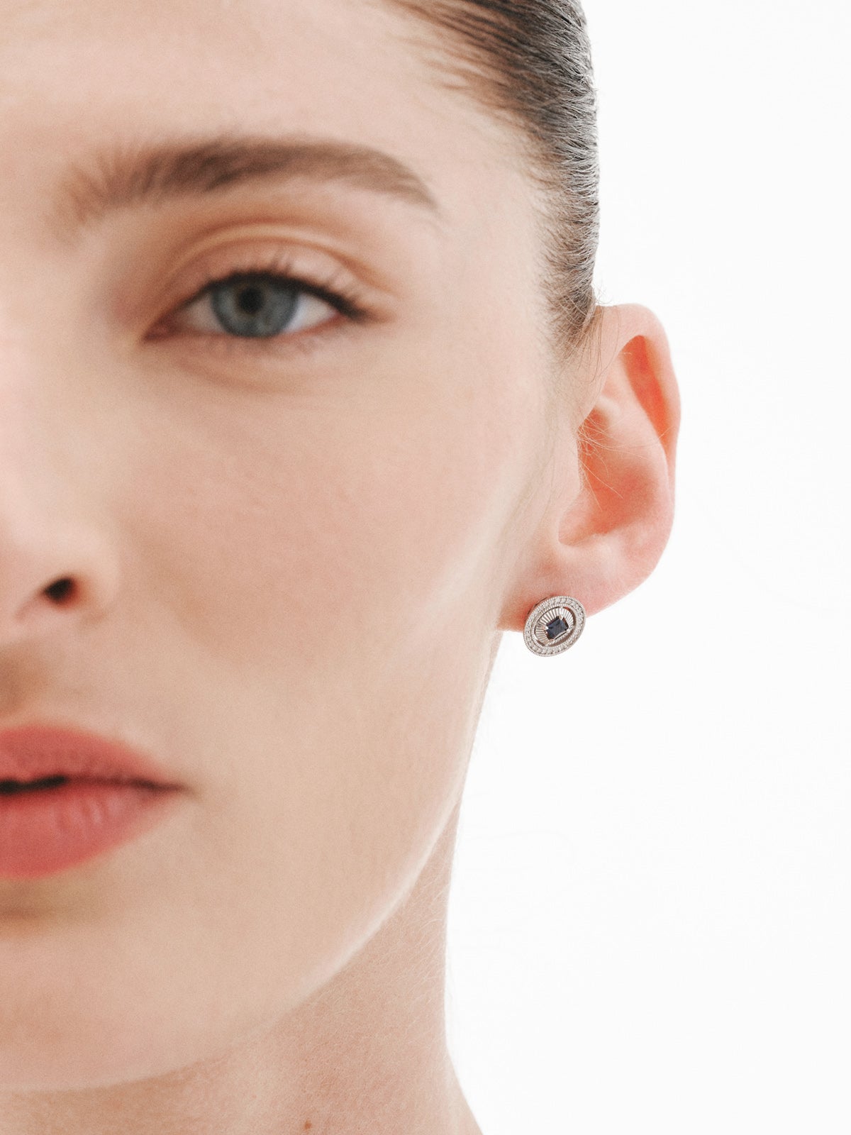 18K white gold earrings with brilliant-cut diamonds and princess-cut blue sapphires
