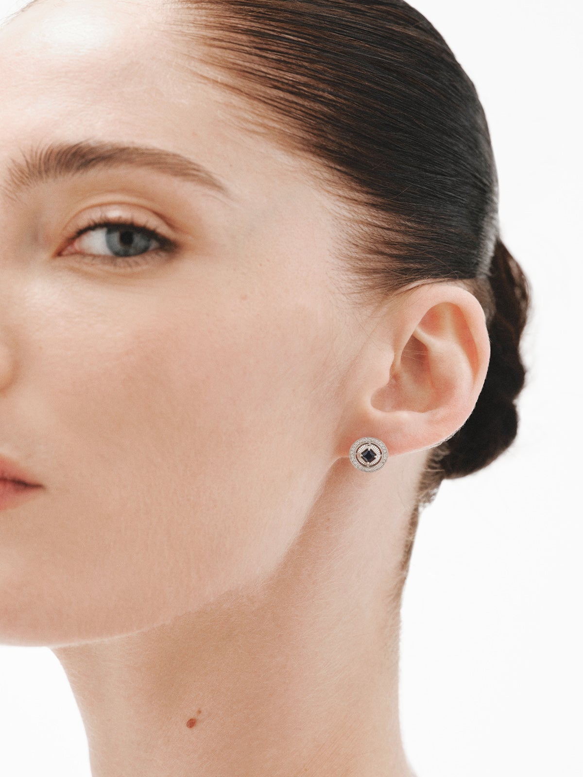 18K white gold earrings with brilliant-cut diamonds and princess-cut blue sapphires
