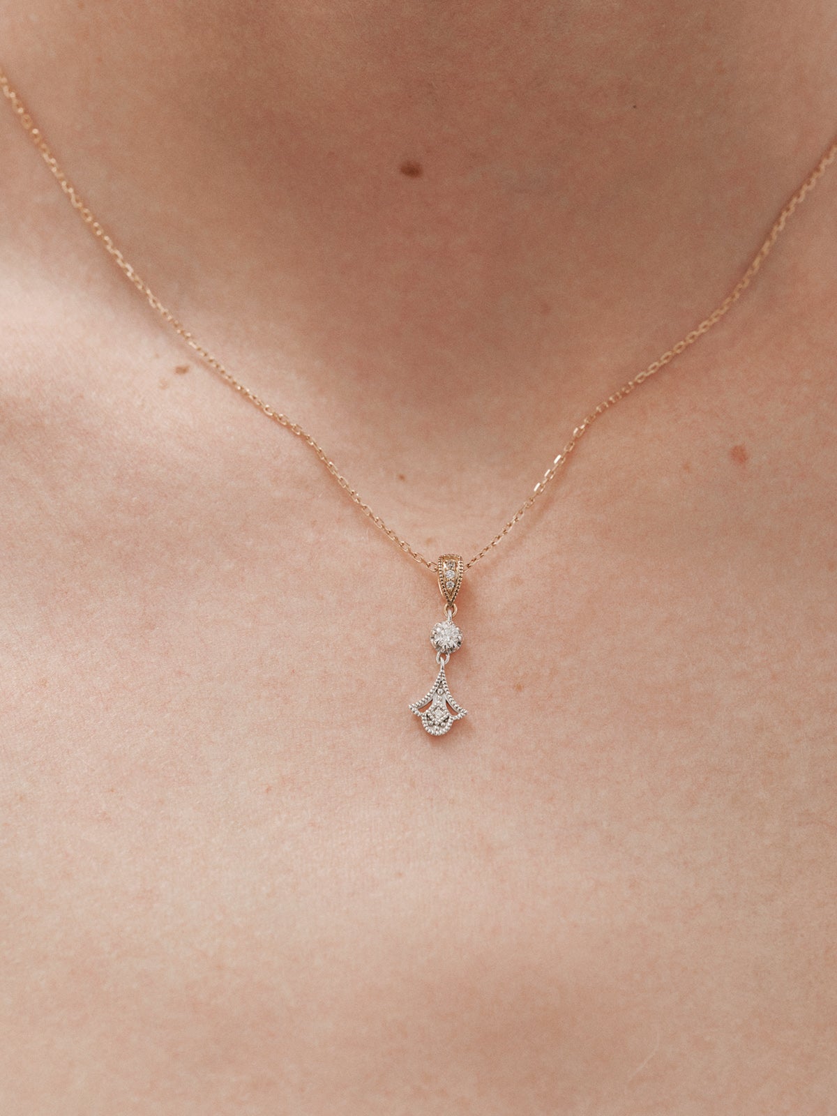 18K white and yellow gold pendant with brilliant cut diamonds