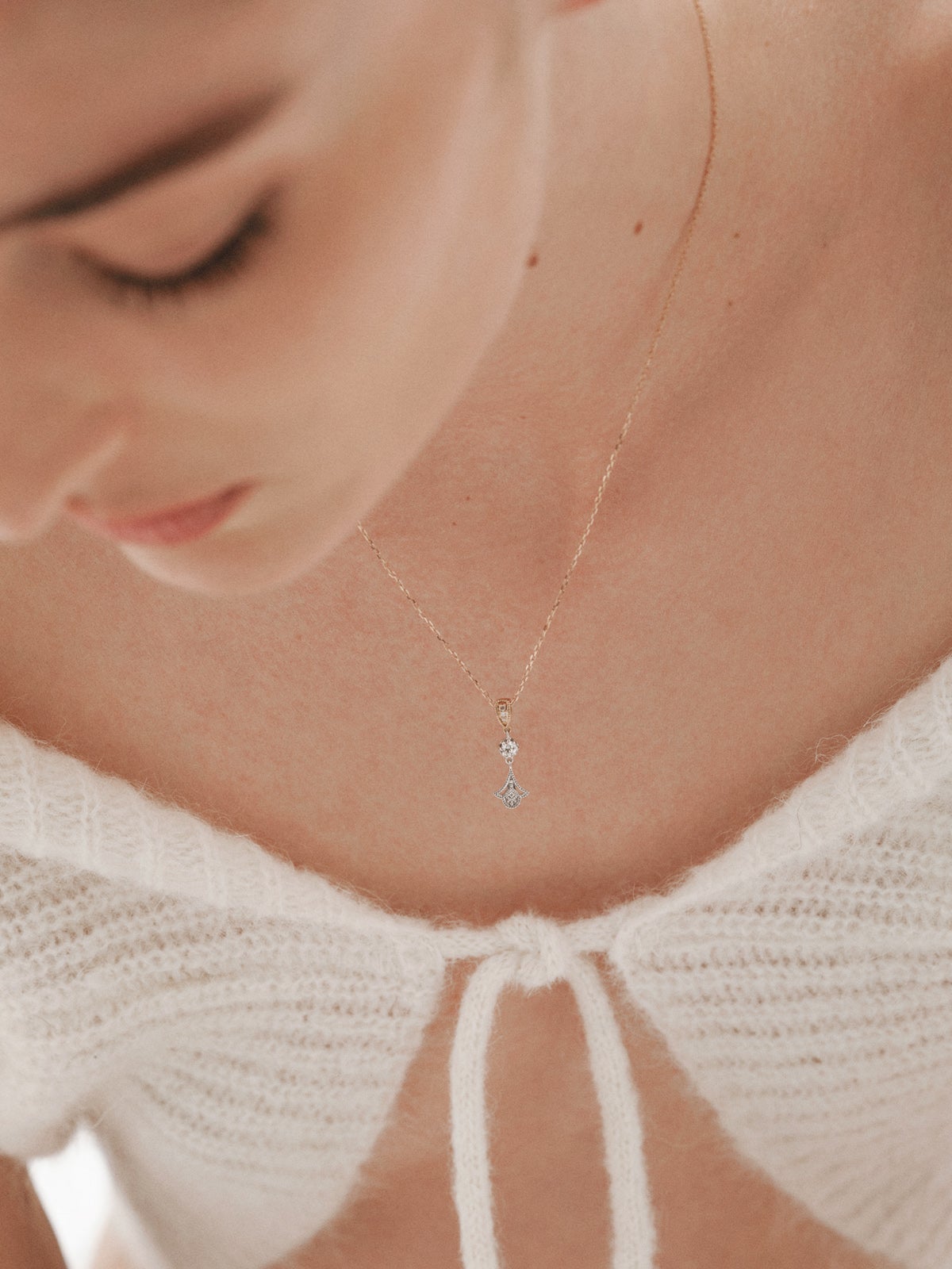 18K white and yellow gold pendant with brilliant cut diamonds