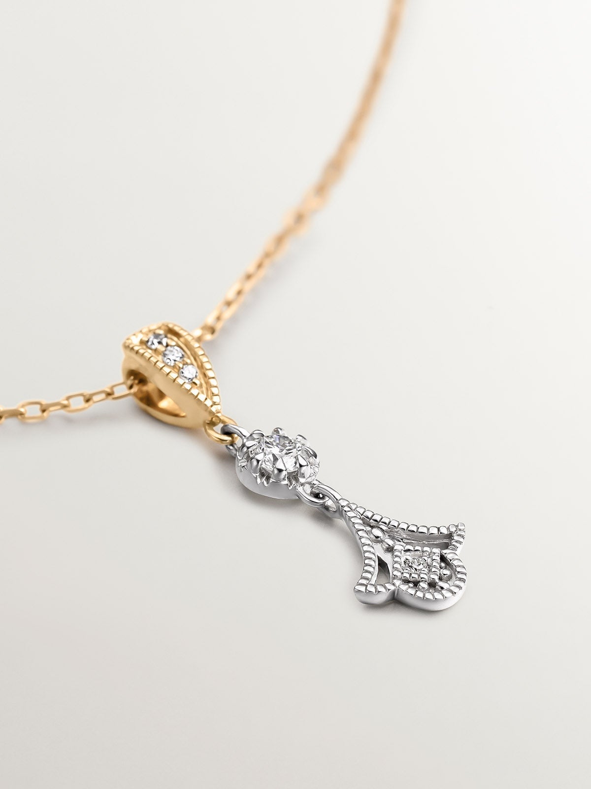 18K white and yellow gold pendant with brilliant cut diamonds