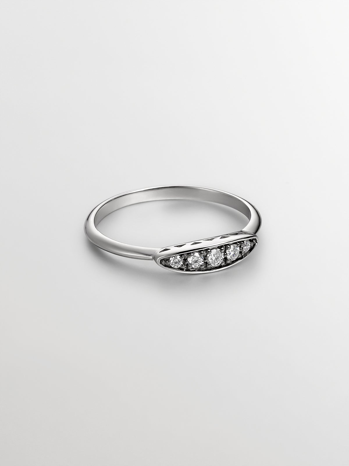 Anillo de oro blanco de 18K con efecto envejecido y diamante en talla brillante