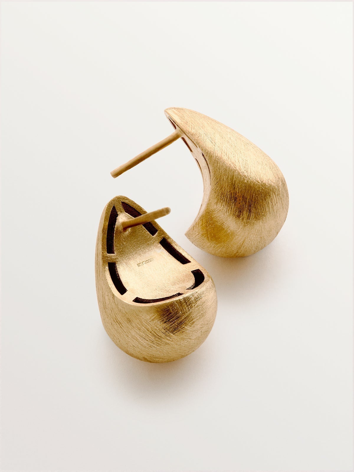 Small drop earrings in 18K yellow gold plated 925 silver with texture
