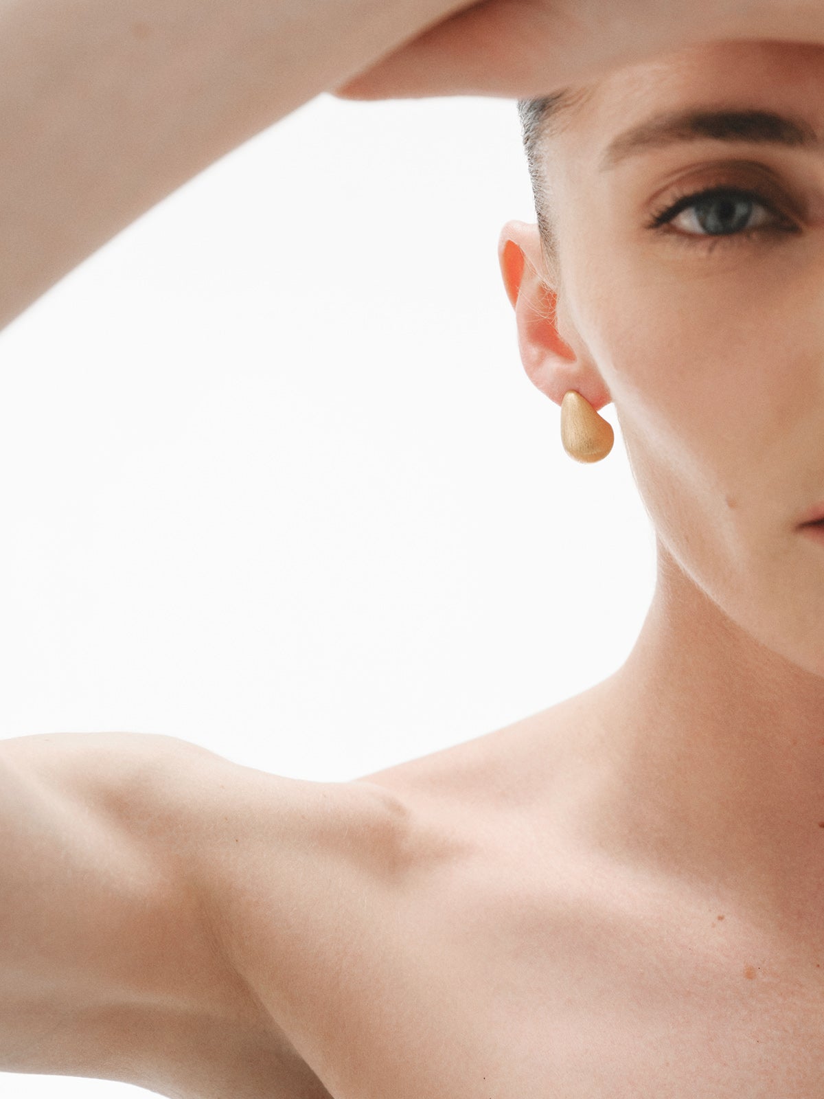 Small drop earrings in 18K yellow gold plated 925 silver with texture