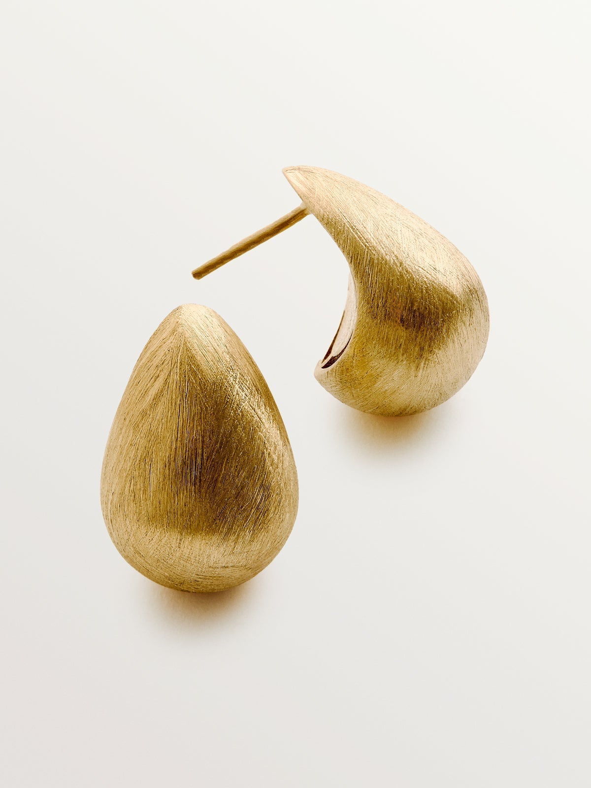 Small drop earrings in 18K yellow gold plated 925 silver with texture
