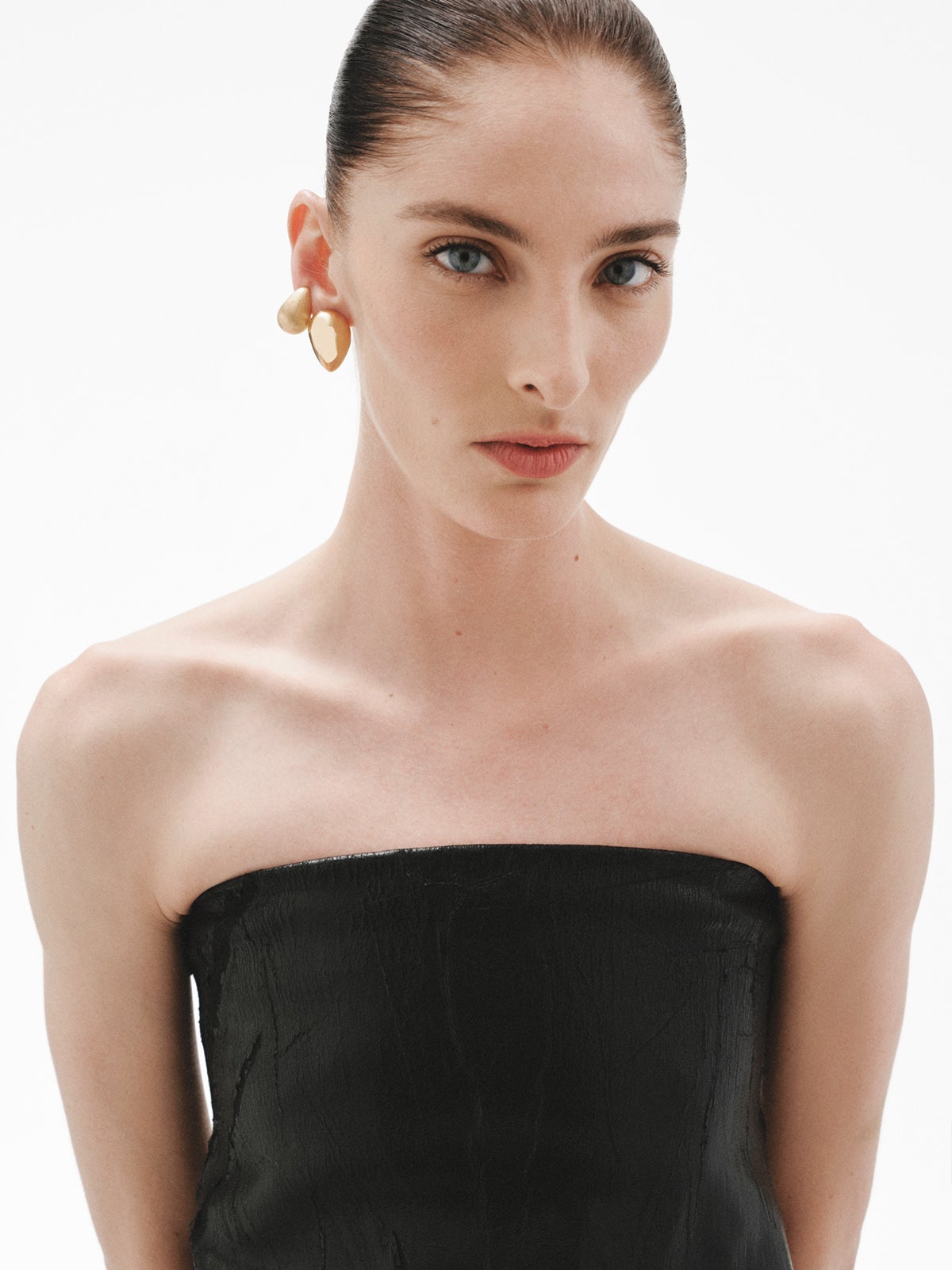 Small drop earrings in 18K yellow gold plated 925 silver with texture