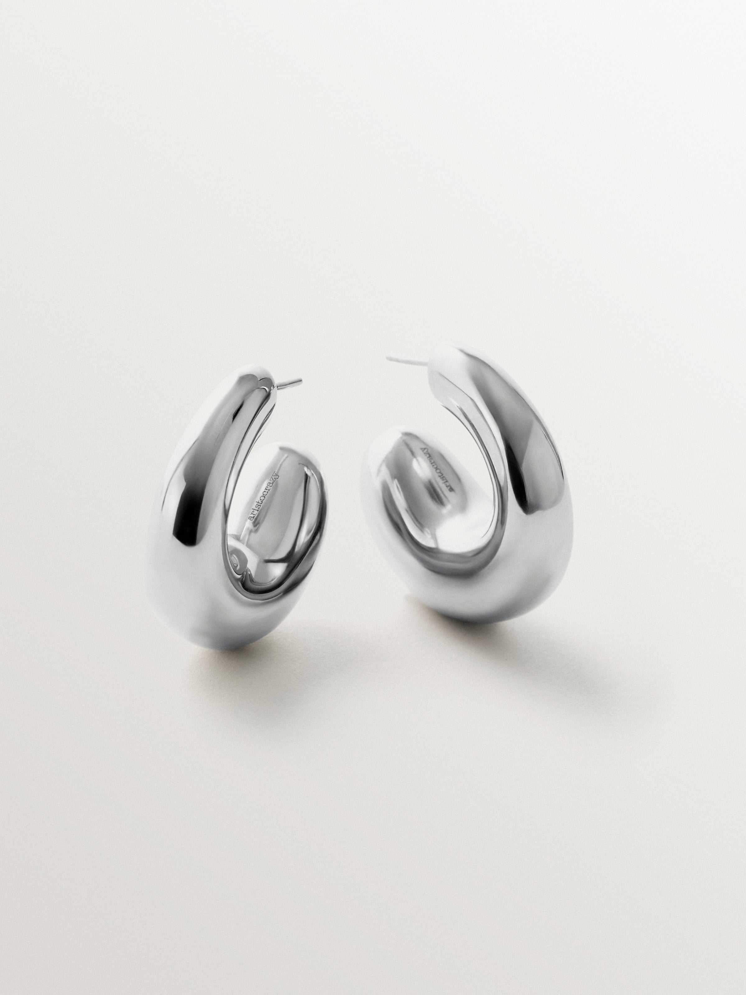 Thick medium hoop earrings made of 18K gold-plated 925 silver