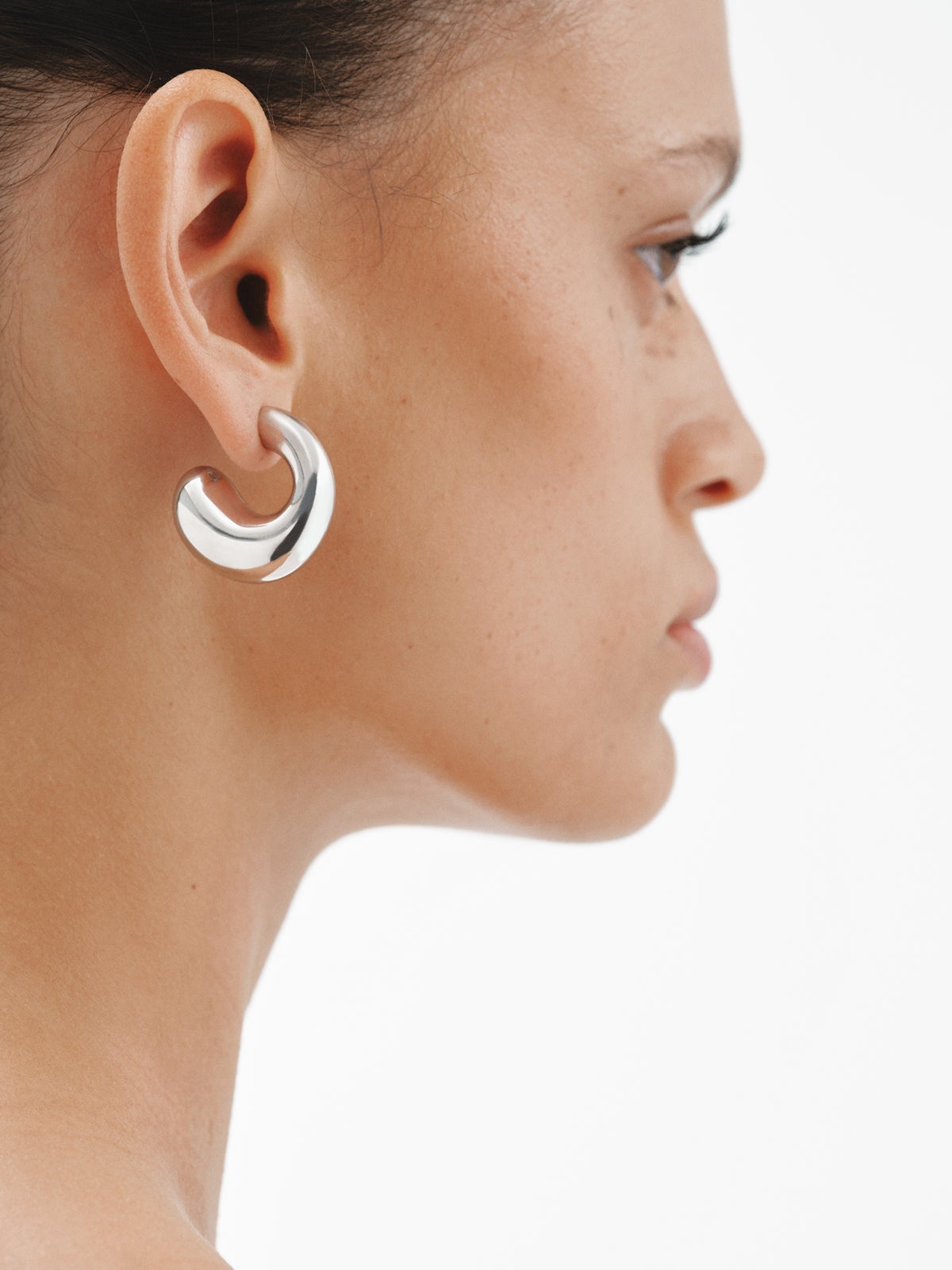 Thick medium hoop earrings made of 18K gold-plated 925 silver