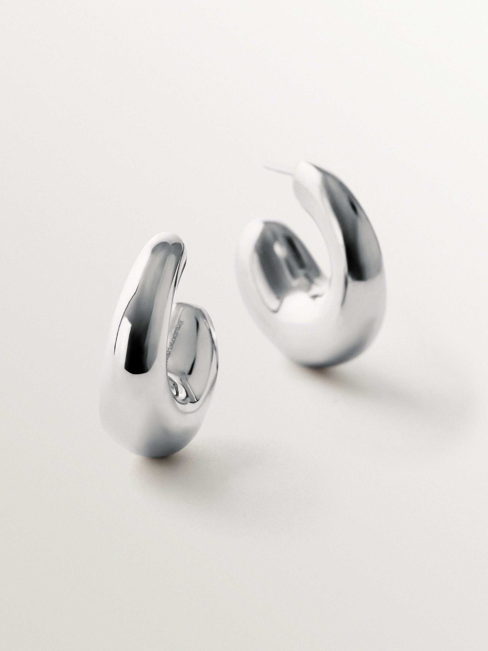 Thick medium hoop earrings made of 18K gold-plated 925 silver