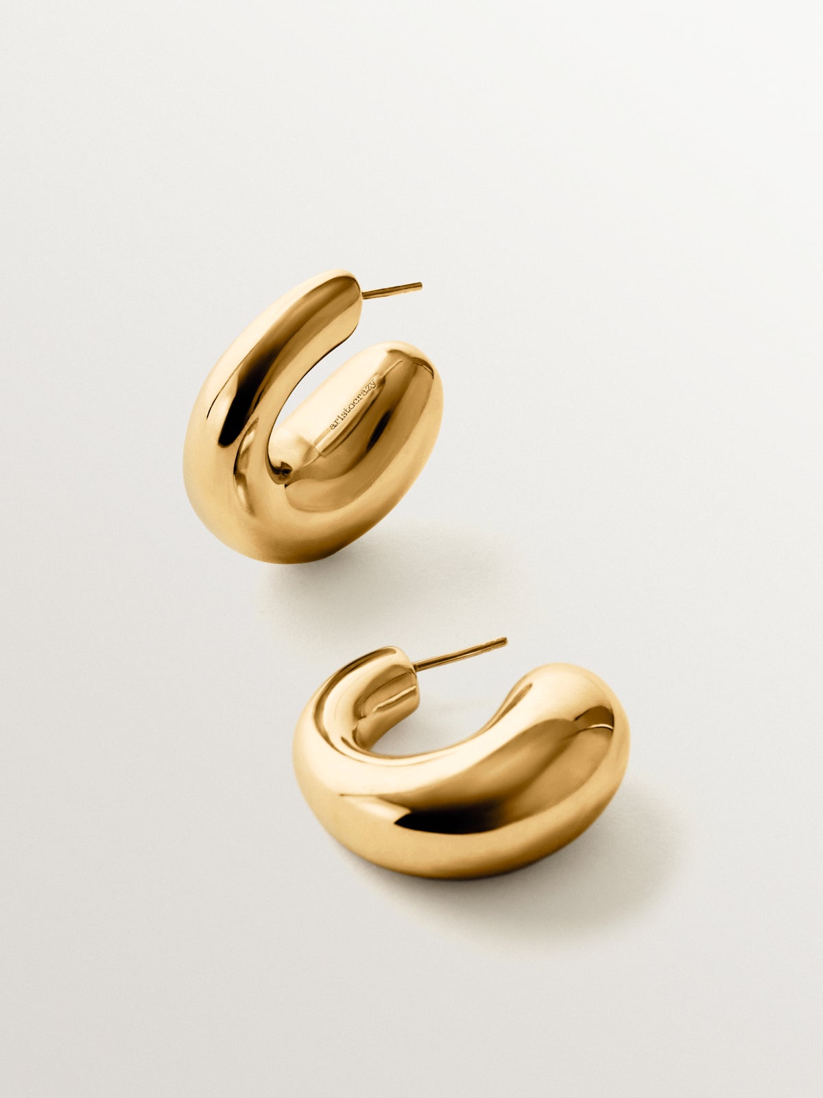 Large chunky hoop earrings made of 18K gold-plated 925 silver