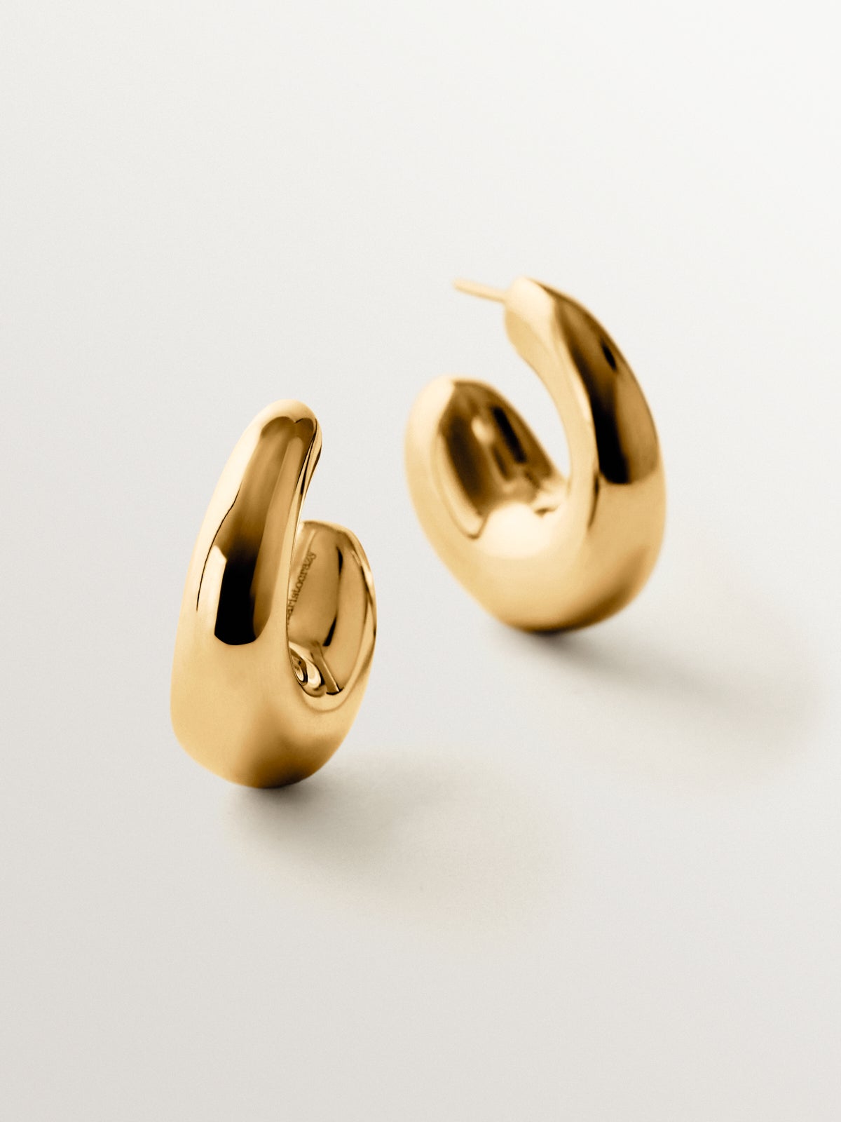 Large chunky hoop earrings made of 18K gold-plated 925 silver