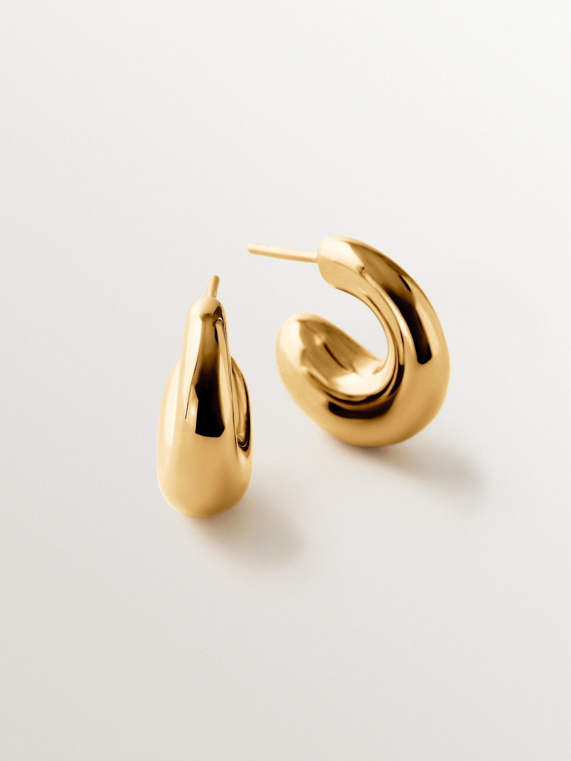 Small chunky hoop earrings made of 18K gold-plated 925 silver