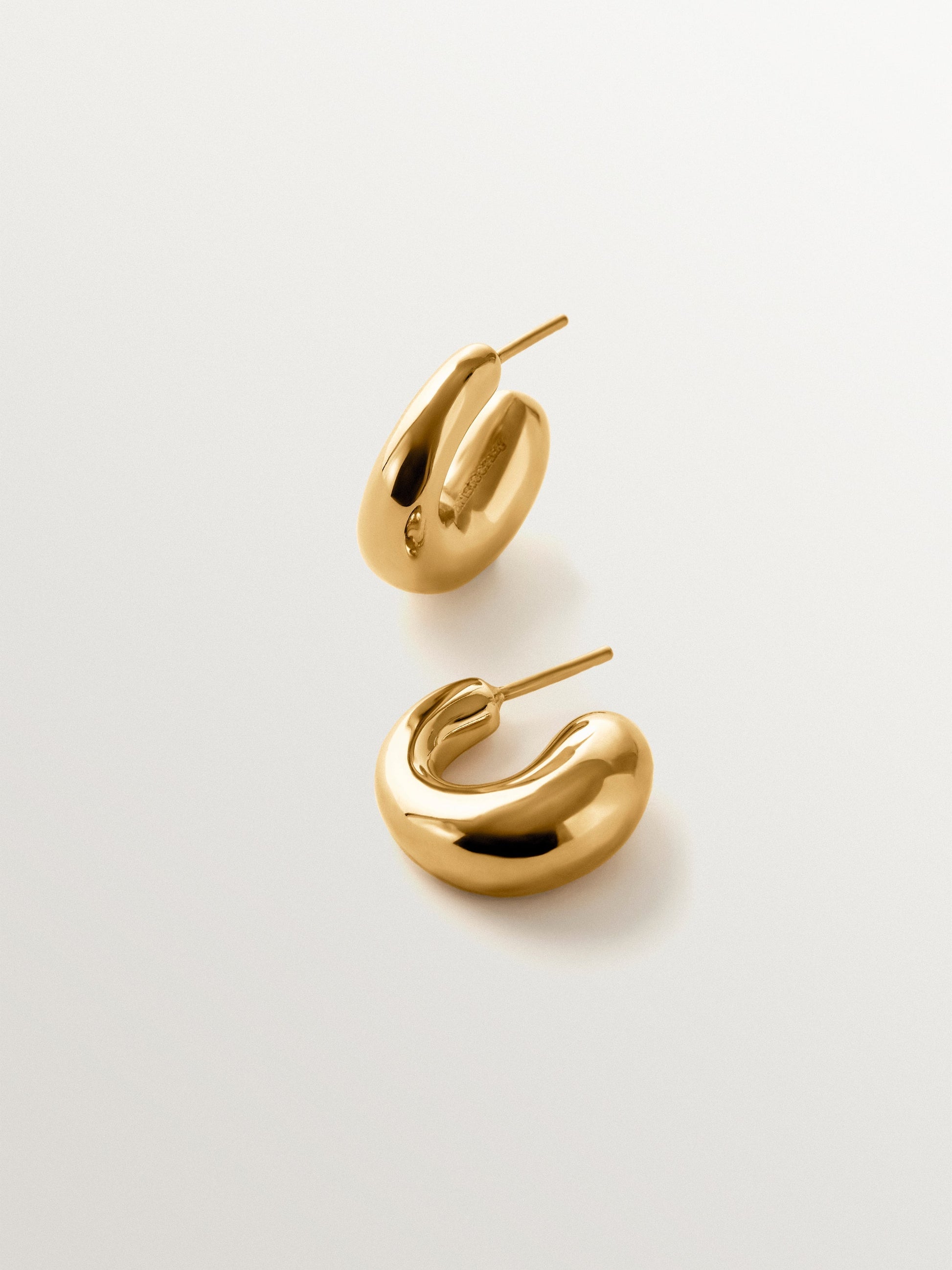 Small chunky hoop earrings made of 18K gold-plated 925 silver