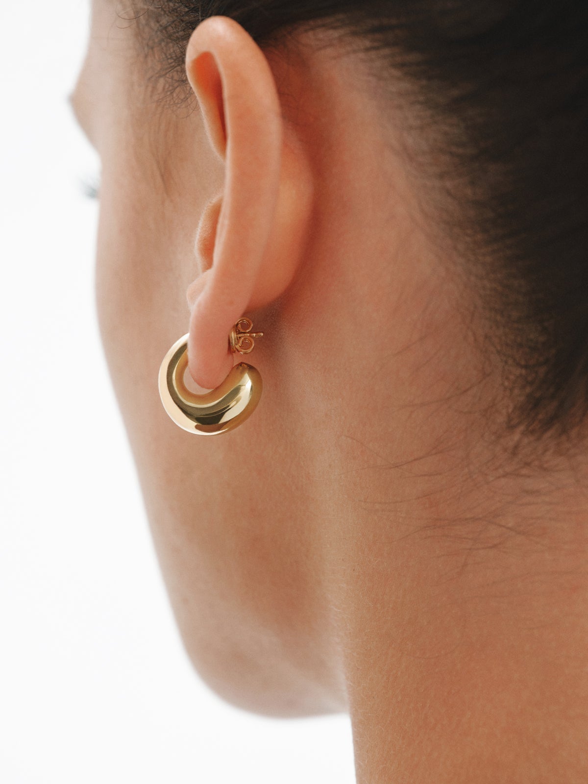 Small chunky hoop earrings made of 18K gold-plated 925 silver
