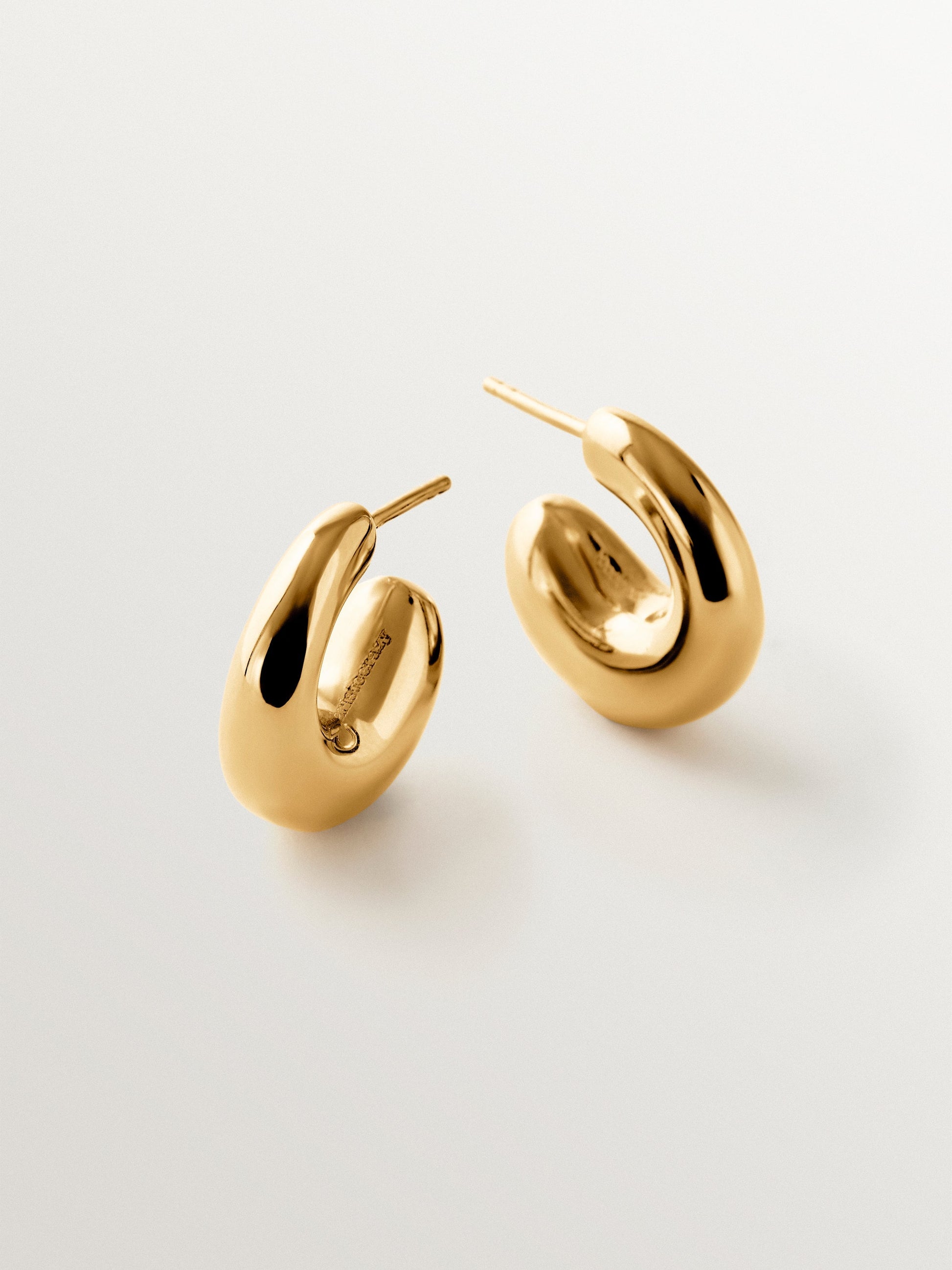 Small chunky hoop earrings made of 18K gold-plated 925 silver